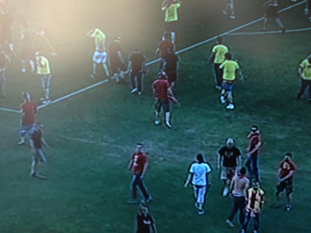 I tifosi della curva del Lecce invadono il terreno di gioco per raggiungere i calciatori giallorossi, sconfitti nel doppio confronto per la B contro il Carpi